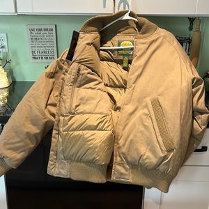 Cabela like new, worn 2 times, tan in color, size medium, two inside pockets.